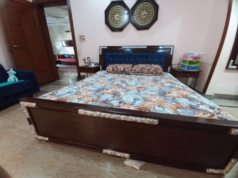 good condition bed set available 1