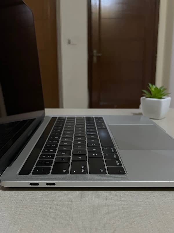 MacBook Pro 13 inch 2016 ( Core i 7) 4