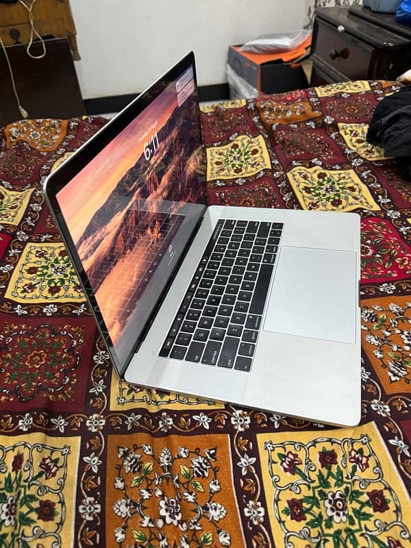 apple MacBook pro A1990 corei7 8750H 2ram 16gb hdd 251SSD BTRY 10