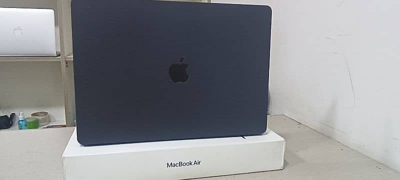 Apple MacBook Air M2 2023 15" 8/512 open box only 2 cycle count 9