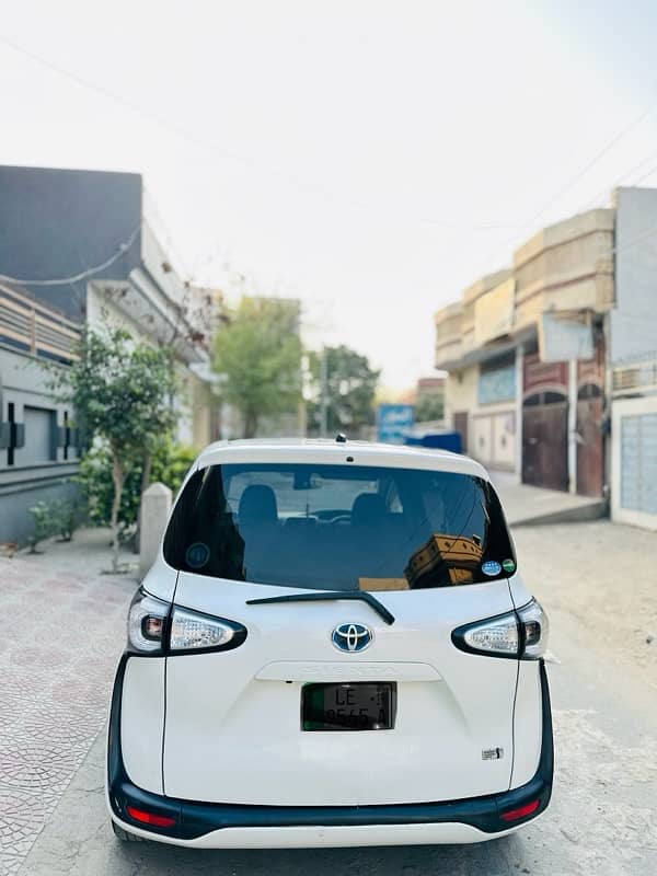 Toyota Sienta 2016 1