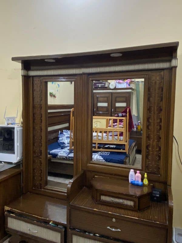 Dressing Table with 2 mirrors and one key lock 0