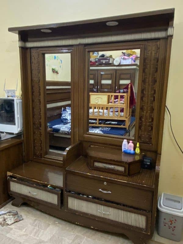 Dressing Table with 2 mirrors and one key lock 2