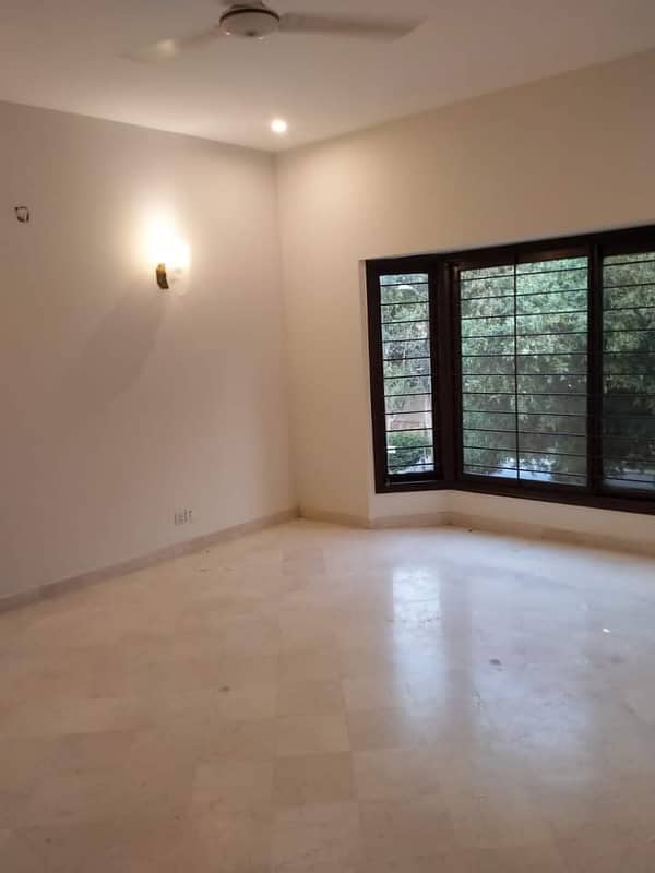 500 Yards Well Maintained Bungalow is Avaialable For Rent 3