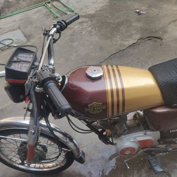 Honda 125  2016 model in jeniun condition all documents clear 2