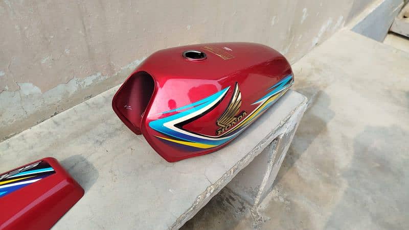 Honda 125 2018 model Original fuel tank and side cover 2