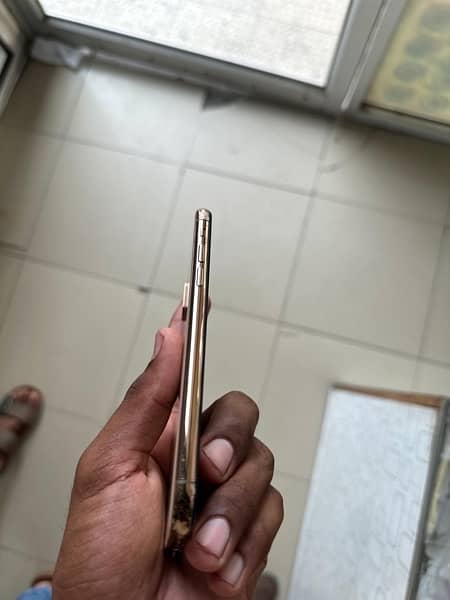 i phone xs 256 gb non pta face id distri hi baki all ok hi batter 76 3