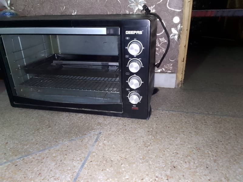 Geepas elctric oven medium size . . . Almost new condition 1