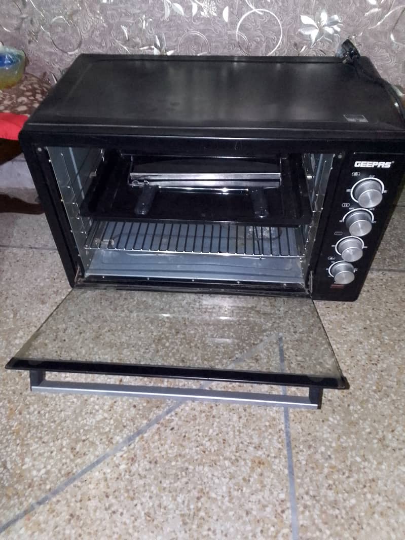 Geepas elctric oven medium size . . . Almost new condition 2