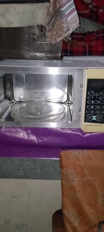 microwave oven  new condittion  orignal price 22 but 3 mon use  to 15k 1