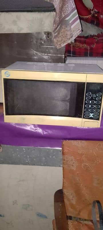 microwave oven  new condittion  orignal price 22 but 3 mon use  to 15k 3