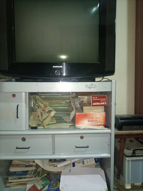 Samsung tv - with tv trolly included 4