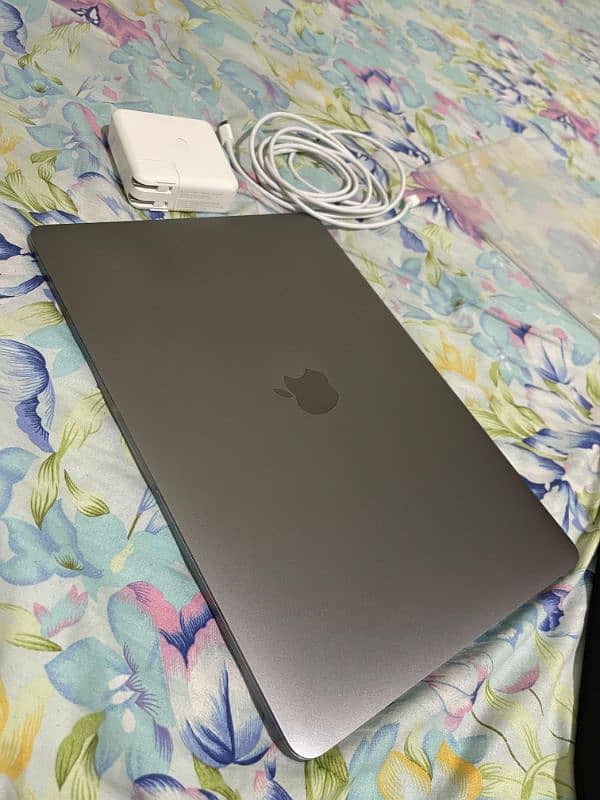 Macbook pro M1 2020 8gb 512gb SSD Scratchless 4