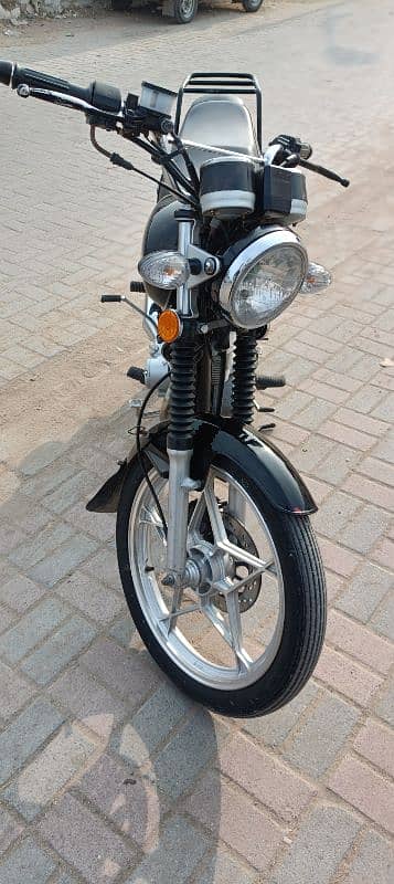 Suzuki GS150 3