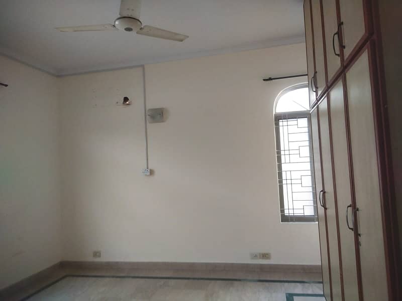 1 Kanal Upper Portion Attach Washroom (Terrace) 3 Bed Tv lounge Dinning Kitchen Store Servant Quarter in DHA Phase 4 for Rent 10