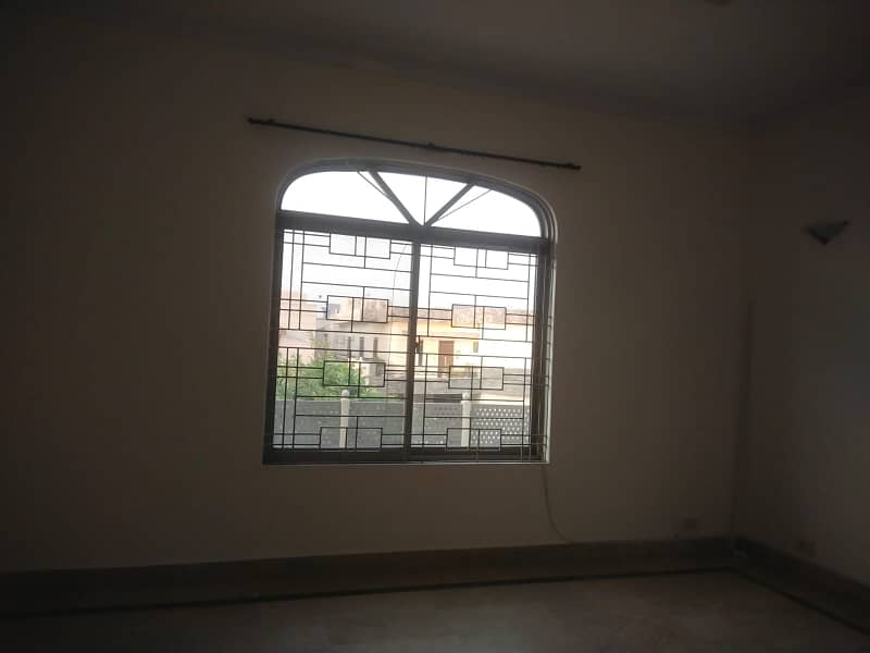 1 Kanal Upper Portion Attach Washroom (Terrace) 3 Bed Tv lounge Dinning Kitchen Store Servant Quarter in DHA Phase 4 for Rent 20