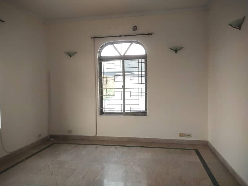 1 Kanal Upper Portion Attach Washroom (Terrace) 3 Bed Tv lounge Dinning Kitchen Store Servant Quarter in DHA Phase 4 for Rent 22