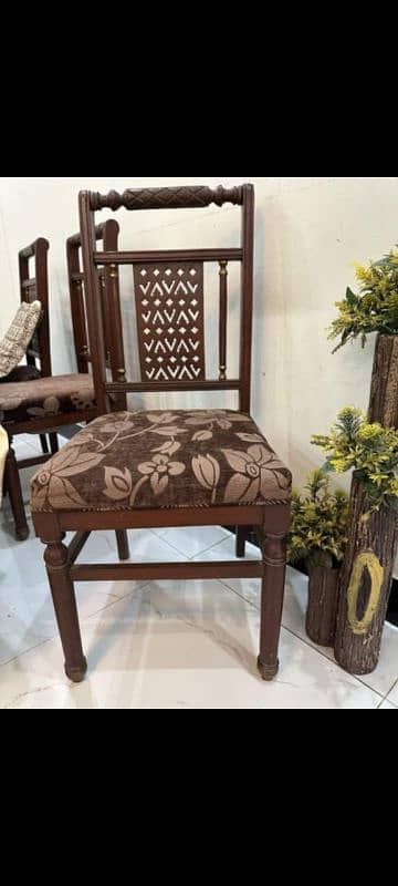 Dinign table with 6 chairs for sale 1