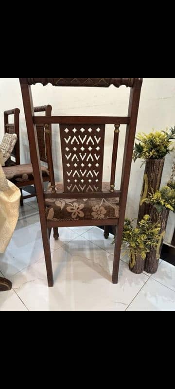 Dinign table with 6 chairs for sale 3