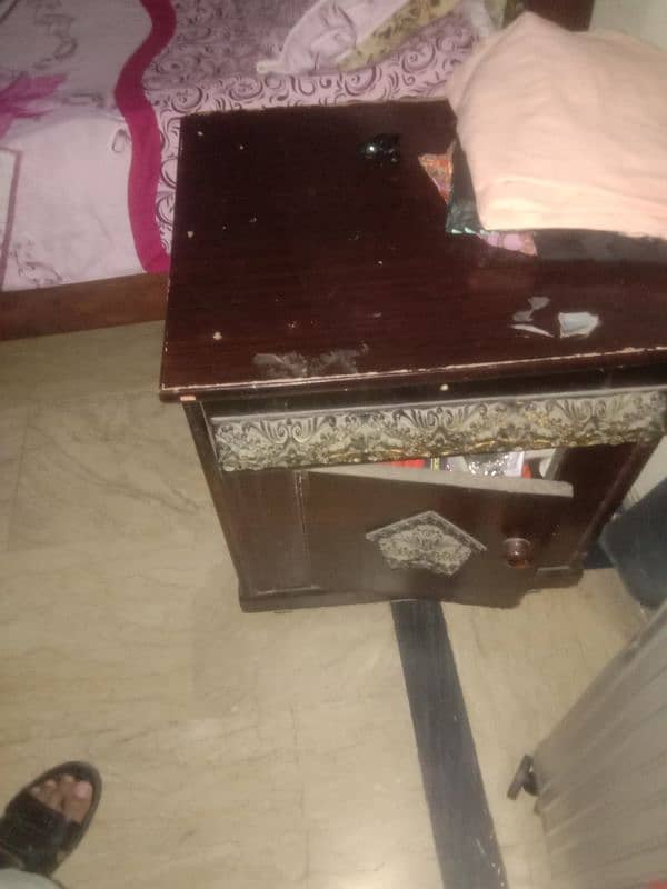 for sale achi condition bed with side table with singar shesha 1