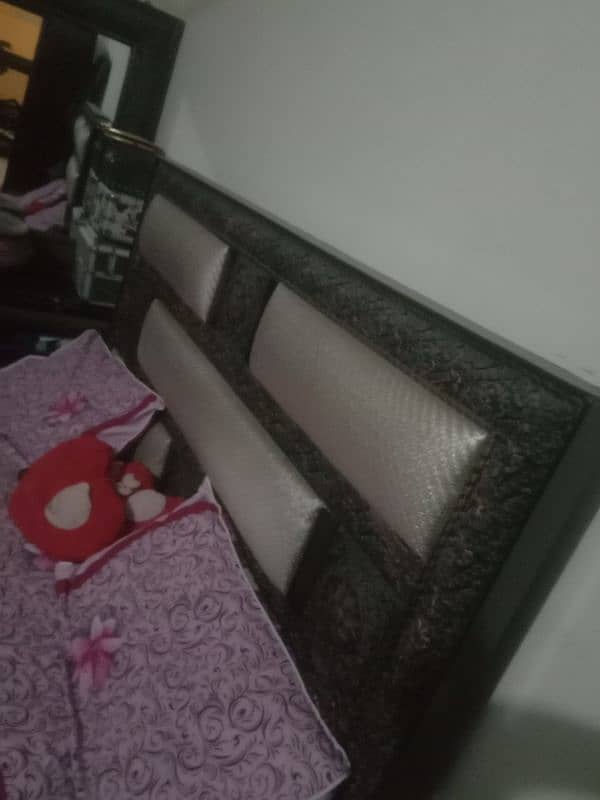 for sale achi condition bed with side table with singar shesha 3