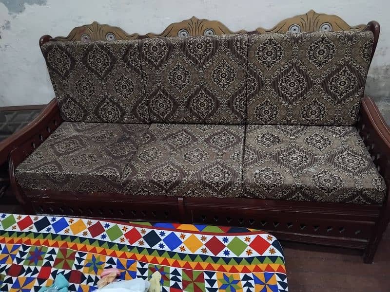 wood sofa set in good condition hr bilkul new ha 2