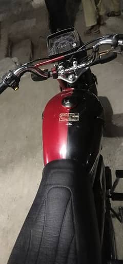 Honda cd 70 ha do do bike hai donon Islamabad number hai 0