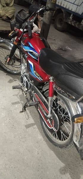 Honda cd 70 ha do do bike hai donon Islamabad number hai 3