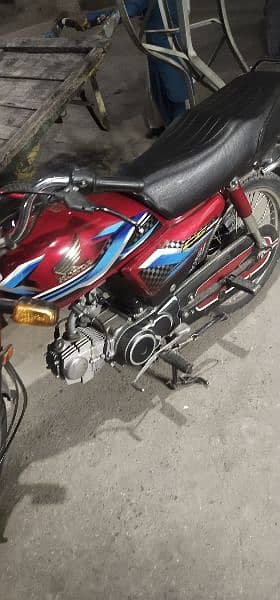 Honda cd 70 ha do do bike hai donon Islamabad number hai 4