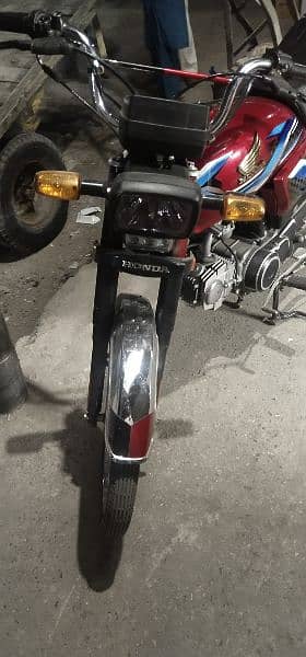 Honda cd 70 ha do do bike hai donon Islamabad number hai 5