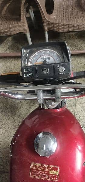 Honda cd 70 ha do do bike hai donon Islamabad number hai 8