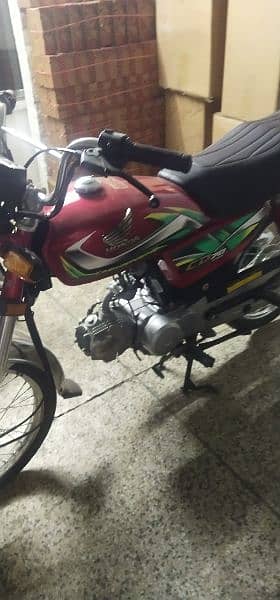 Honda cd 70 ha do do bike hai donon Islamabad number hai 10