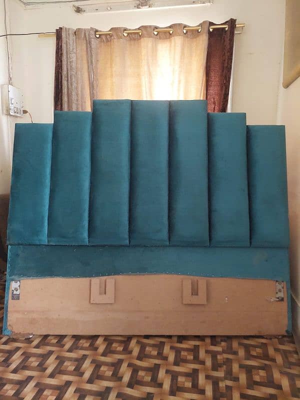 queen bed good condition without Mattress 0