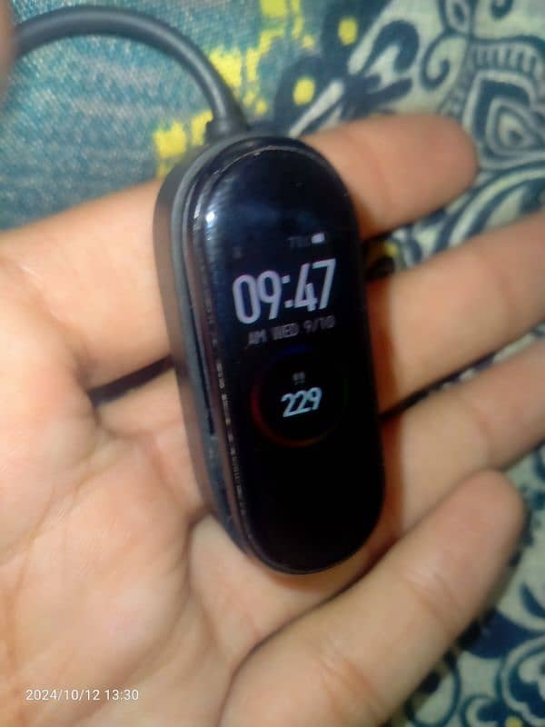 MI SMART BAND 4Used 2 month only urgent sell contact me plz 4