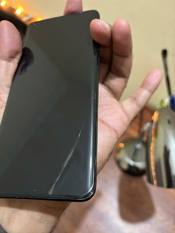 one plus 9 pro glass cracked but working 100% 7