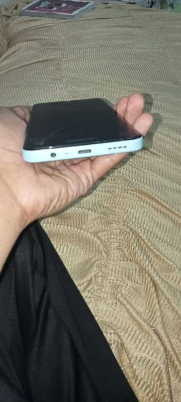 10 by 10 phone Hy just like new abhi Liya tha koi masla naii 3