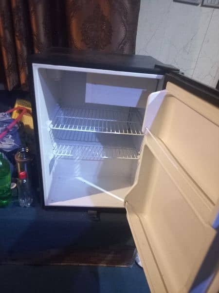 good condition  mini refrigerator 3