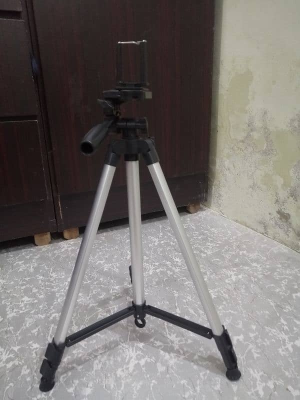 Canon 1100d tripod and led light 5