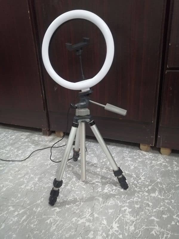 Canon 1100d tripod and led light 6