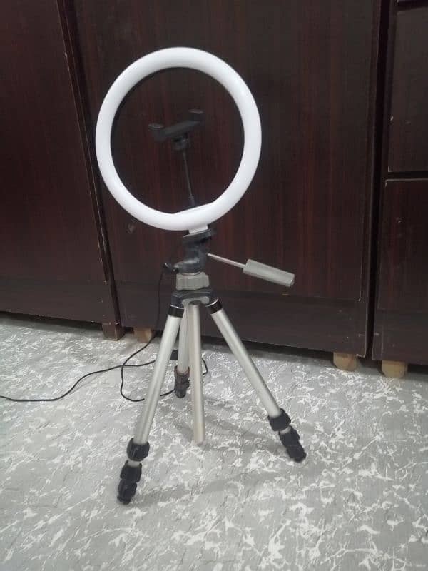 Canon 1100d tripod and led light 7