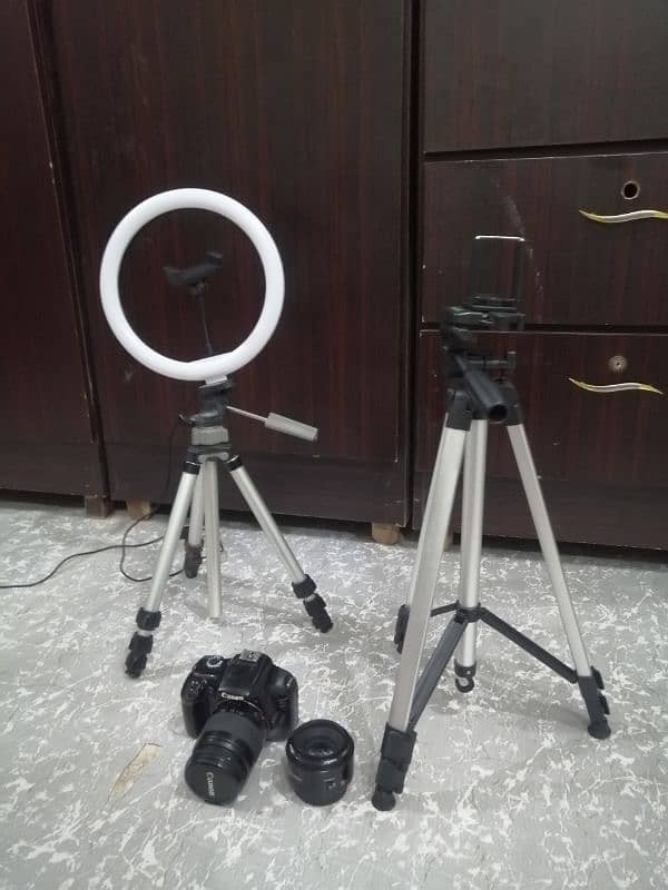 Canon 1100d tripod and led light 8