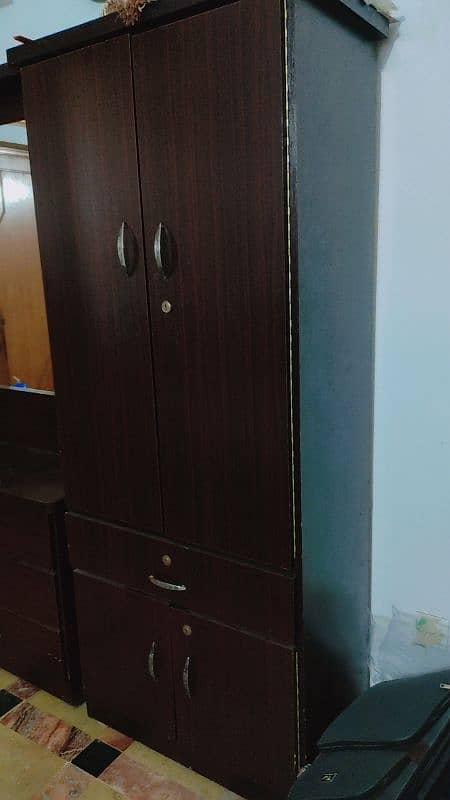 selling wardrobe in reasonable price 0