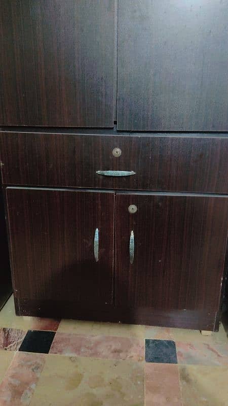 selling wardrobe in reasonable price 1