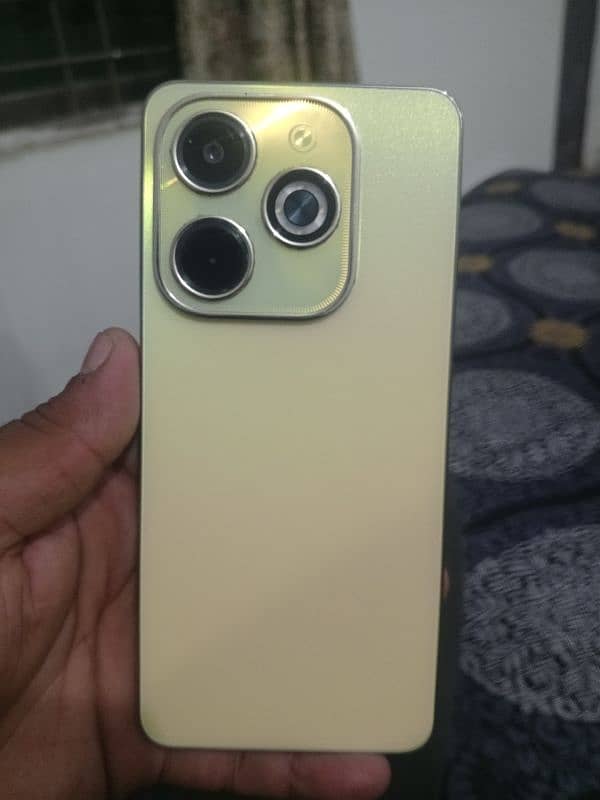 Infinix Hot 40i gold 1