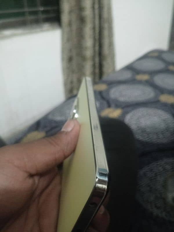 Infinix Hot 40i gold 3