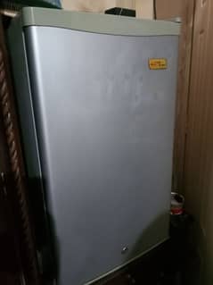 Mini fridge no damage in working condition and in good condition 0