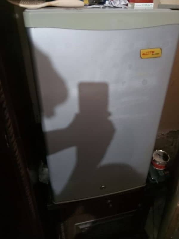 Mini fridge no damage in working condition and in good condition 1