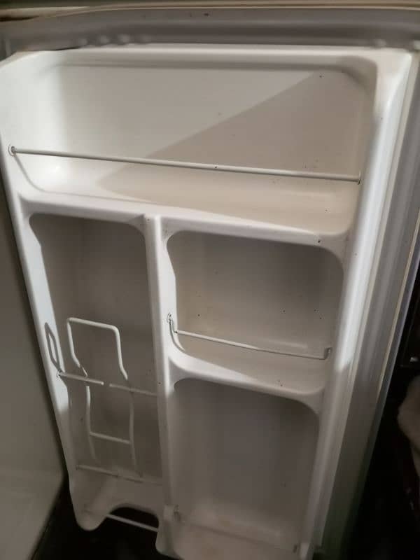 Mini fridge no damage in working condition and in good condition 2