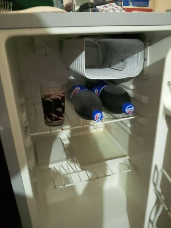 Mini fridge no damage in working condition and in good condition 3