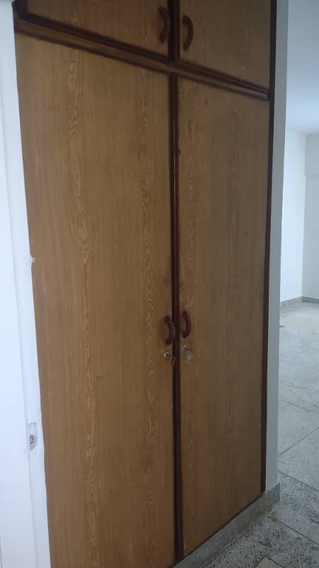 4BDD 2200 SQFT 2 FLOOR GOOD CONDITION. . . 1